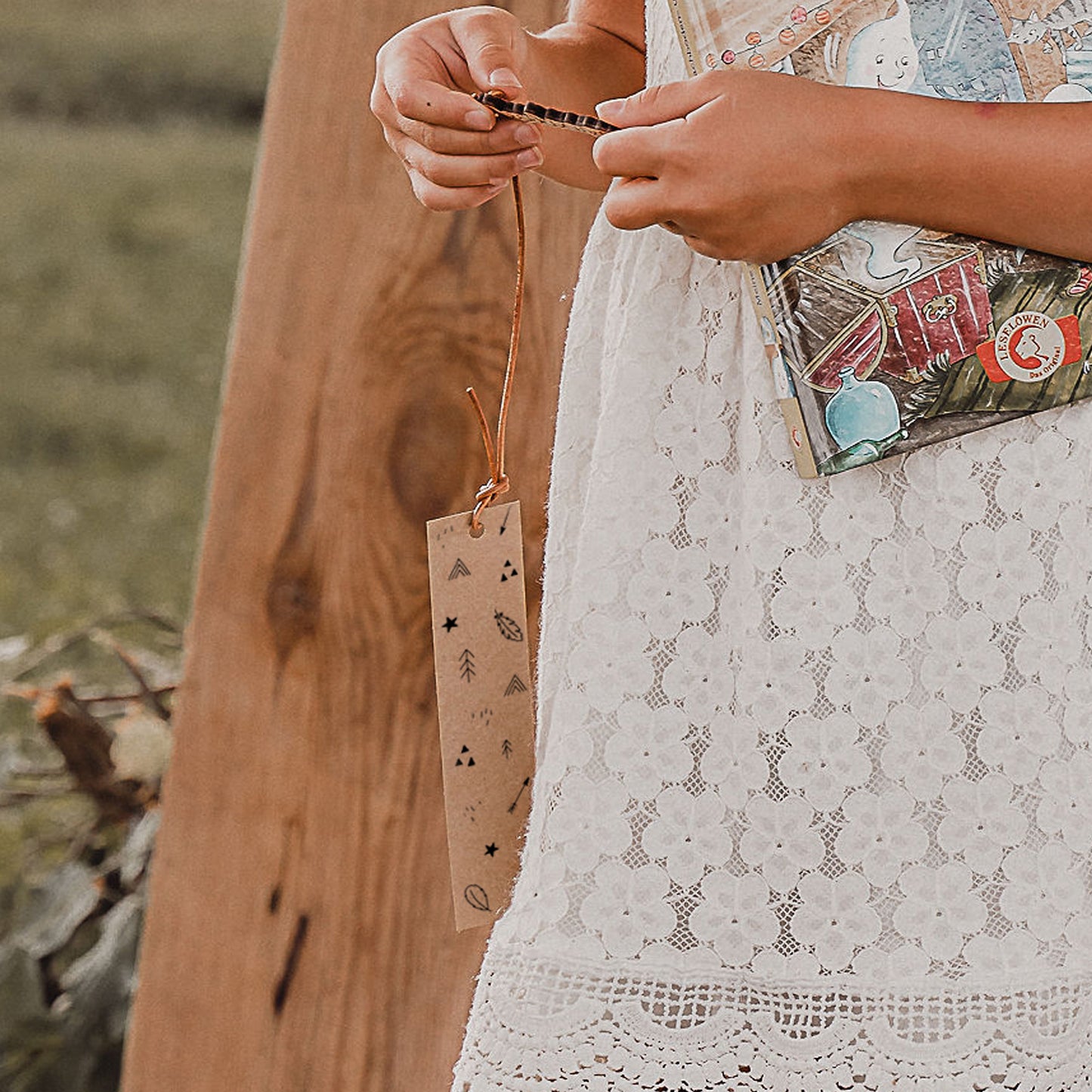 LESEZEICHEN MIT HOLZANHÄNGER