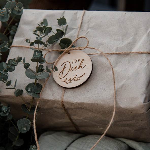 Geschenkanhänger personalisiert mit Wunschtext rund 8 oder 10 cm  Durchmesser Etiketten Geschenk Anhänger mit persönlicher Gravur  Geschenkidee 